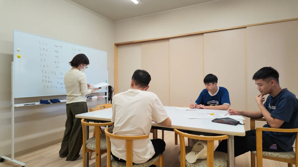 組合の施設で、仕事で使う日本語の言い回しを学ぶ実習生と組合スタッフ