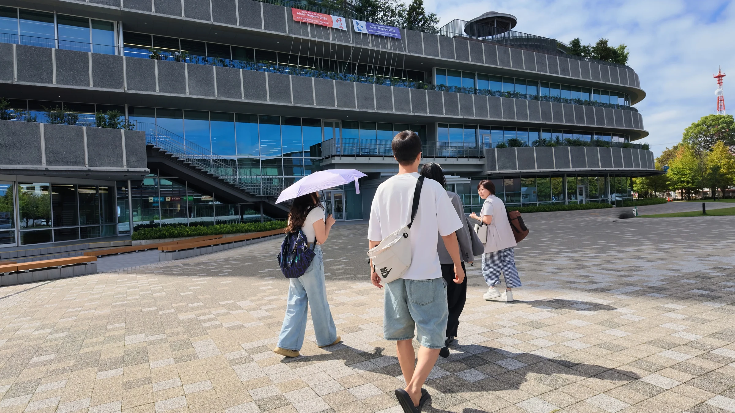 企業配属前の転出手続きのため、役所を訪れた実習生と組合スタッフ