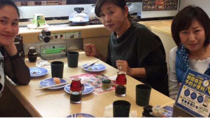 牧場で3年間の技能実習に励んだ実習生と食事を囲んだ様子